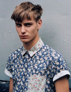 Floral for men. (topman) - totally. this is the style..listen i know i read a lot of style mags! Perfect Man, Haircuts For Men, Summer Hairstyles, Mens Summer, Mens Hairstyles, Printed Shirts, Casual Button Down Shirt, Fashion Looks