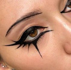 Grafik Eyeliner, Geometric Halloween, Teknik Makeup, Fashion Editorial Makeup, Fantasy Make-up, Halloweenský Makeup, Make Up Designs, Eyeliner Tips