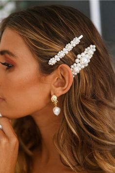 Hairclip Hairstyle, Trendy We Fryzurach, Clip Hairstyle, Pearl Hair Clip, Penteado Cabelo Curto, Fancy Hairstyles, Pearl Hair, Wedding Hair And Makeup