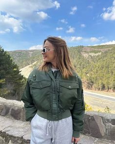 Green Bomber Chic Winter Edition – Thekittenpark Cooler Look, Short Coat, Winter Looks, Glamorous Evening Gowns, Shorts With Pockets, Outerwear Women, Casual Outfit, Army Green