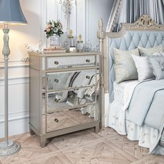 Apartment Therapy Small Spaces, Dresser Antique, Cottage Houses, Space House, Elegant Living Room Decor, Hampton House, Antique Mirrors, Small Space Bedroom, Chest Dresser