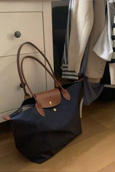 #longchamp #bleu #pliagelongchamp #sacdecours Slouchy Bag, Body Hacks, What In My Bag, Fancy Bags, Pretty Bags