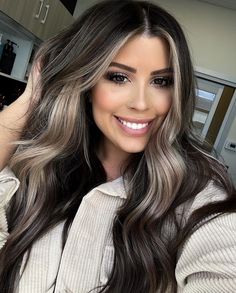 Burnett Hair Color Ideas, Fall Hair Colors 2022, Hair Color 2022, Money Piece Hair, Grey Blending, Hair Doos, Baylage Hair, Balayage Hairstyles, Haircuts For Long Hair With Layers