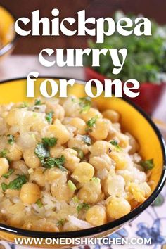 A bowl of chickpea curry on a bed of white rice. Easy Vegetarian Curry, Easy Chickpea Curry, Rice Healthy, Chickpea Curry Recipe, Healthy Low Calorie Meals, Vegetarian Curry, Chickpea Curry