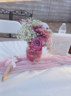 Diseño pintado a mano Spring Flower Baby Shower Ideas, Talavera Centerpiece, Pink Western Centerpiece Ideas, Cantarito Flower Arrangements, Pink Mexican Wedding, Mexican Gender Reveal Centerpieces, Mexican Theme Baby Shower Ideas For Girl, Senor Or Senorita Gender Reveal Centerpieces