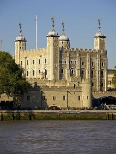 the tower of london is next to some water