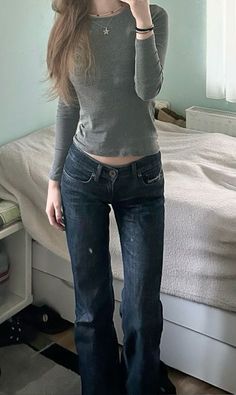 Low Rise Jeans Winter Outfit, Mid Rise Jeans Outfit Aesthetic, Low Rise Jeans Outfit Winter, Jeans Autumn Outfit, Bootcut Jeans Outfit Aesthetic, Low Rise Bootcut Jeans Outfits, Outfits With Low Rise Jeans, How To Style Bootcut Jeans, Low Rise Jeans Outfits