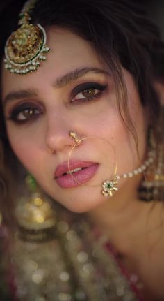 Pakistani Makeup Looks, Soft Pink Makeup, Uni Makeup, Soft Makeup Look, Mahira Khan Dresses, Unusual People, Pakistani Makeup, Make Up Gold