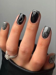 Acrylic Nails Ideas Silver, Black Nail Designs For New Years, Black And Silver Dipped Nails, Black Glittery Nails Short, Short Black Silver Nails, Nye Nails Black And Silver, Las Vegas Manicure Ideas, Black And Silver Manicure, Black January Nails