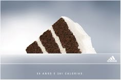 a piece of cake with white frosting and chocolate icing on top is in front of the words el diseno grafico en la publicidad