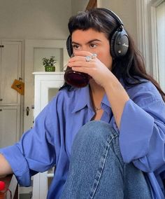 Pretty Privilege Is Real, Girl Wearing Headphones, Airpods Max Aesthetic, Headphone Aesthetic, Aesthetic Airpods, Headphone Outfit, Headphone Music, Max Aesthetic, Marshall Headphones