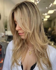 Stunning Butterfly Haircut Ideas in 2023 | Fashionterest Butterfly Haircut Flat Hair, Butterfly Haircut Fine Straight Hair, Butterfly Cut Fine Hair, Butterfly Haircut Fine Hair, Haircuts Butterfly, Viral Hairstyle, Rachel Haircut, Haircut Layers, Goldie Locks