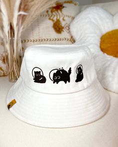 Bucket Hat Embroidery Ideas, Bucket Hat Ideas, Bucket Hat Embroidery, Cute Bucket Hats, Cats White, White Bucket Hat, Embroidered Bucket Hat, Bucket Hat White, Bucket Hat Design