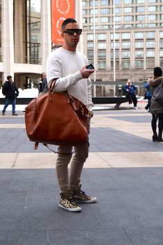 17 Chic Street Styles with Bags in NY Chic Street Styles, Bag Street Style, Street Style Bags, Sustainable Brands, Street Style Chic, Men's Wear, An Article, Bollywood Fashion