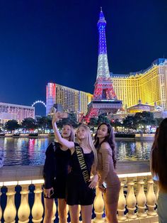 Vegas Photo Ideas Friends, Las Vegas Aesthetic Instagram, Vegas With Teenagers, Las Vegas Friends Aesthetic, Vegas Best Friend Pics, Las Vegas Pictures, Los Vegas, Vegas Girls Trip