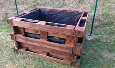 a wooden crate with black leather seats and a red arrow pointing to the top in front of it