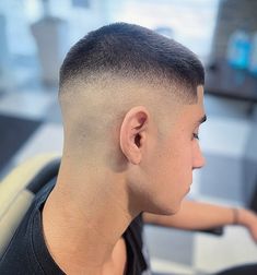 Curly Buzz Cut, Short Hair Mohawk, Hear Style, Chic Short Haircuts, Cross Nails