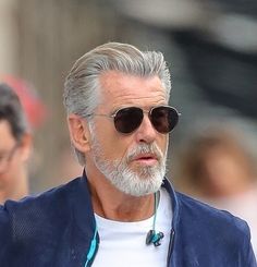 Mens Grey Hairstyles, Beard Styles For Older Men, Silver Foxes Men, Older Men Haircuts, Grey Hairstyles, Grey Hair Looks, Mens Hairstyles With Beard, Hipster Hairstyles