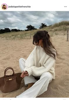 Folks Aesthetic, Beachy Winter Outfits, Cold Beach Outfit, Cosy Outfits, Vision 2024, Chic Outfits Classy, Cosy Outfit, Fashion Words, Cold Weather Outfit