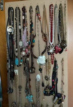 Accesories Aesthetic, Lots Of Necklaces, Vintage Clothing Display, Alt Jewelry, Jewellery Holder, Sweet Jewelry, Funky Outfits