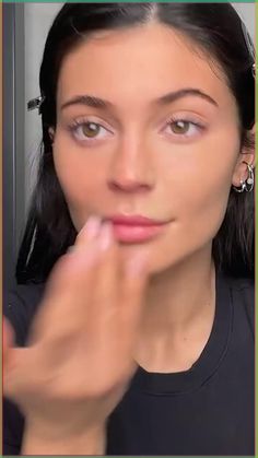 Best way to do makeup by kylie jenner. Kylie Jenner Vogue, Kylie Jenner Beauty, Celebrity Makeup Tutorials, Kylie Jenner Makeup Look, Vogue Beauty Secrets, Kylie Jenner Makeup Tutorial, Kily Jenner, Vogue Makeup, Look Kylie Jenner