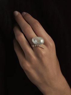 Mizuki's beautiful ring combining movement, diamonds and the luster of a white baroque pearl. The diamonds descend and curve up your finger on the 14 karat gold band. Its striking and a conversation piece. Full size only. 0.23 tcw There are sizes which are currently SOLD OUT.  We are taking special orders and it will t White Pearl Ring, Classy Jewelry, Jewelry Lookbook, 가을 패션, Beautiful Ring, Dream Jewelry, Tahiti, Gold Band, Baroque Pearls