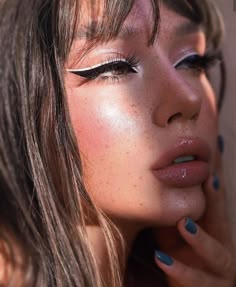 White Eyeliner Monolid, Hot Makeup Looks Blue Eyes, Summer Eyeliner, Guard Hair, White Eyeliner Makeup, Makeup Kawaii, Makeup 2023, Eyeliner Ideas, Make Up Designs