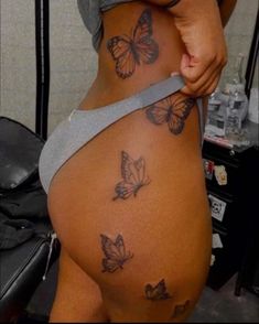 League Fits, Cute Thigh Tattoos, Hip Thigh Tattoos, Hip Tattoos, Cute Hand Tattoos, Pretty Hand Tattoos, Butterfly Tattoos For Women, Hip Tattoos Women, Up Tattoo