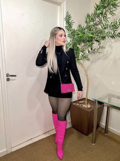 Outfit Botas, Rocker Outfit, Leather Leggings Fashion, Attractive Clothing, Looks Country, London Outfit, Winter Fashion Outfits Casual, Pink Boots, Outfit Inspo Fall