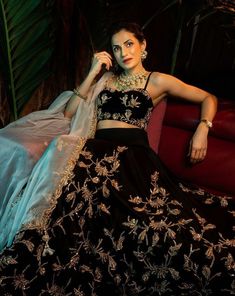 Black And Gold Lehenga, Shilpa Reddy, Gold Lehenga, Bengali Bridal Makeup, Wedding Looks, Blonde Girl, Bridal Makeup, Black And Gold, Blouse Designs