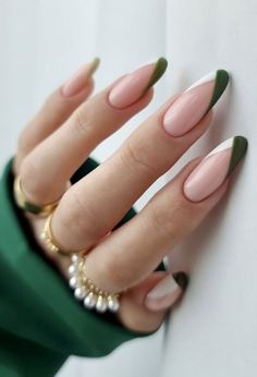 Everyone is getting into the St. Patrick’s Day spirit, so why not show off your green nails too? These 20 inspiring St Patrick’s Day nail designs are guaranteed to make you ready for all of Fall Gel Nails, Her Nails, Vacation Nails, Minimalist Nails, Chic Nails, Nail Trends, Almond Nails, Winter Nails