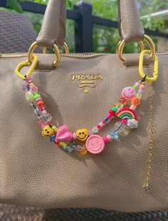 ❤This is an incredibly colorful and adorable bag charm. I've used very playful bead elements to compose it, including stars, hearts, smiley faces, rainbow clouds, and bubble beads. It's really fun and interesting, and you're sure to love it. ❤I've tried attaching it to all kinds of bags, and it looks cute on any of them. I've designed it with a double chain, and used different shaped clasps on the two ends to make it look more lively. Of course, if you want to use the same clasp on both ends, you can specify that in the customization section. ❤If you're looking for an incredibly cute bag charm, you absolutely need to have this one. It's just so adorable. It also makes a wonderful gift. ❤Length of the beads on the upper chain is around 9 inches (not including the end clasps), with the botto Bag Chain Accessories, Bag Charm Beads, Beaded Bag Charm, Bag Charm Trend 2024, Bag Charms Aesthetic, Diy Bag Charm, Bubble Beads, Diy Kids Art