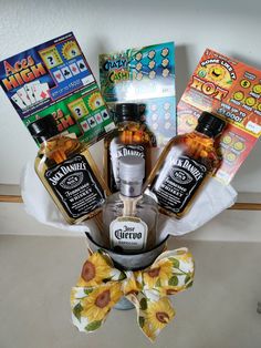 Shots bouquet gift Booze Gift, Raffle Ideas, Gift Card Bouquet, Engagement Party Planning, Raffle Basket, Auction Baskets, Birthday Basket