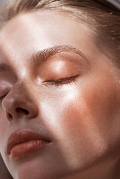 Rose gold // Beauty Fotografie, Makeup Tip, Kiss Beauty, Glow Skin, Beauty Make-up, Winged Liner, Image Skincare, Beauty Shoot, Foto Poses