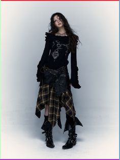 Amazing Ways to Tie a Scarf Moda Grunge, Hip Hop Fashion 90s, Plaid Midi Skirt, Estilo Harajuku, Punk Streetwear, Skirt Y2k, Style Hip Hop