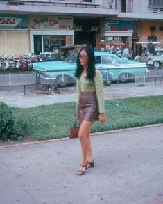 70s Vietnam, 1970s Vietnam, Decades Fashion, Vintage Editorials, Women's Street Style, Vietnam Fashion, Saigon Vietnam, Jeans Street Style, Fashion 1960s