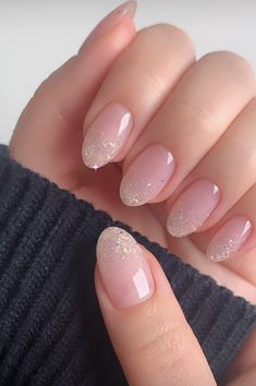 Round Almond Nails Short, Round Short Acrylic Nails, Short Acrylic Nails Round, Deb Nails, Nails Kurz, Nude Sparkly Nails, Sophisticated Nails, Elegant Nail Designs