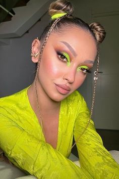 Makeup Looks For Festival, Makeup For Neon Outfit, Colorful Make Up Look, Festival Neon Makeup, Party Makeup Colorful, Neon Make Up Looks, Yellow Rave Makeup, Neon Rave Makeup Ideas, Neon Yellow Makeup Looks