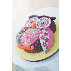 the cake is decorated like an owl