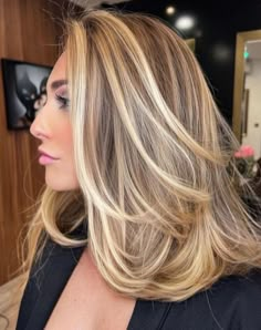 Stunning Blonde Highlights on Dark Hair Blonde Hair Fade, Champagne Blonde Hair, Cool Blonde Hair Colour, Caramel Blonde Hair, Blonde Hair With Roots, Blonde Highlights On Dark Hair, Blonde Balayage Highlights, Icy Blonde Hair, Blond Balayage