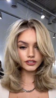 ash blonde dark root, 90s haircut, shoulder length haircut with curtain bangs, side part curtain bangs 90s Haircuts, Blonde Hair Inspiration, Peinados Fáciles Para Cabello Corto, 90s Hairstyles, Haircuts For Medium Hair, Haircuts Straight Hair, Short Hair Haircuts, Short Blonde Hair, Cut My Hair