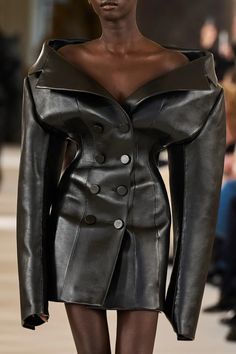 Schiaparelli Spring 2023, Spring 2023 Couture, 2023 Couture, Mode Casual, Couture Details, Looks Chic, Spring 2023, Fashion Fits, Dark Fashion