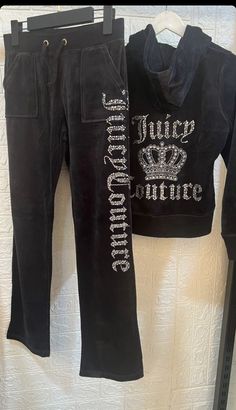 Old Juicy Couture Tracksuit, Juicy Catore Track Suit Outfit, Juicy Tracksuit 2000s, Victoria Secret Tracksuit, Archive Outfits, Juicy Couture Clothes, Juicy Tracksuit, Mcbling Fashion, Trashy Outfits