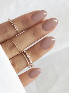 Nude Nail Ideas, Ongles Beiges, Bridesmaid Nails, Short Oval Nails, Mauve Nails, Bridesmaids Nails, Simple Fall Nails, Summer Nail Colors