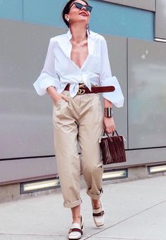 Estos Estilosos Looks Prueban Que La Combinación Camisa Blanca Y Pantalones Beige Es Todo Menos Aburrida – Cut & Paste – Blog de Moda Outfit Pantalon Beige, Lab Outfit, Chinos Women Outfit, English Outfit, Trousers Women Outfit, Outfit Pantalon, Chino Pants Women, Outfit Vaquero