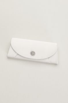 FOR THE TRADITIONAL BRIDE: Sunburst Crystal Clutch by David's Bridal (Paste this link to take our Wedding Style Quiz for a chance to win Platinum and Diamond earrings! bit.ly/2elCnhQ) David Bridal, Bridal Clutch Purse, Bridal Clutches, Wedding Bags, Prom Accessories, Bridal Bag, Crystal Clutch, Bridal Clutch, Evening Handbag