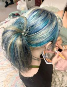 Indie Hair Dye Ideas, Colour Streaks In Hair, Blue And White Hair Aesthetic, Unique Hair Dye Ideas Blonde, Blue Hair Ideas For Blondes, Coloured Highlights Blonde Hair, Scene Hair Dye Ideas, Color Streaks In Hair, Skunk Hair Blonde