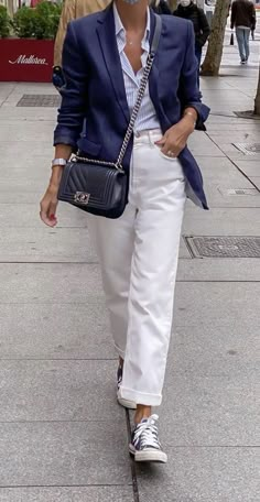 Casual Chique Stijl, White Pants Outfit, Outfits For Summer, Woman Pants, Mode Tips, Denim On Denim, 60 Fashion