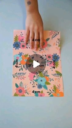 Ateliêdoceriapormm on Instagram: "Olha que ideia linda para colocar docinhos, brownies e bem-casados. 
Tem as medidas no começo do vídeo." Nathaniel Rateliff, Paper Folding Crafts, Wrapping Paper Crafts, Cardboard Box Crafts, Gift Wrapping Techniques, Creative Gift Wraps, Gift Wrapping Inspiration, Gifts Wrapping Diy, Easy Paper Crafts Diy