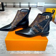 Brand New, Never Been Worn Size : 37,5 / 7 Louis Vuitton - Jumble Flat Ankle Boots Leather And Monogram Canvas. Shoes Louis Vuitton, Flat Ankle Boots, Swedish Clogs, Ankle Boots Leather, Ankle Boots Flat, Louis Vuitton Shoes, Boots Leather, Monogram Canvas, Leather Boots